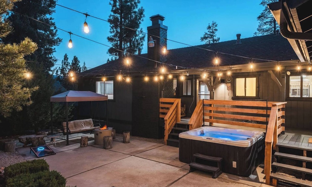 Whispering Forest House | A/C ! EV Charging- Hot Tub - Gas Fire Pit - Gameroom - Modern Décor!