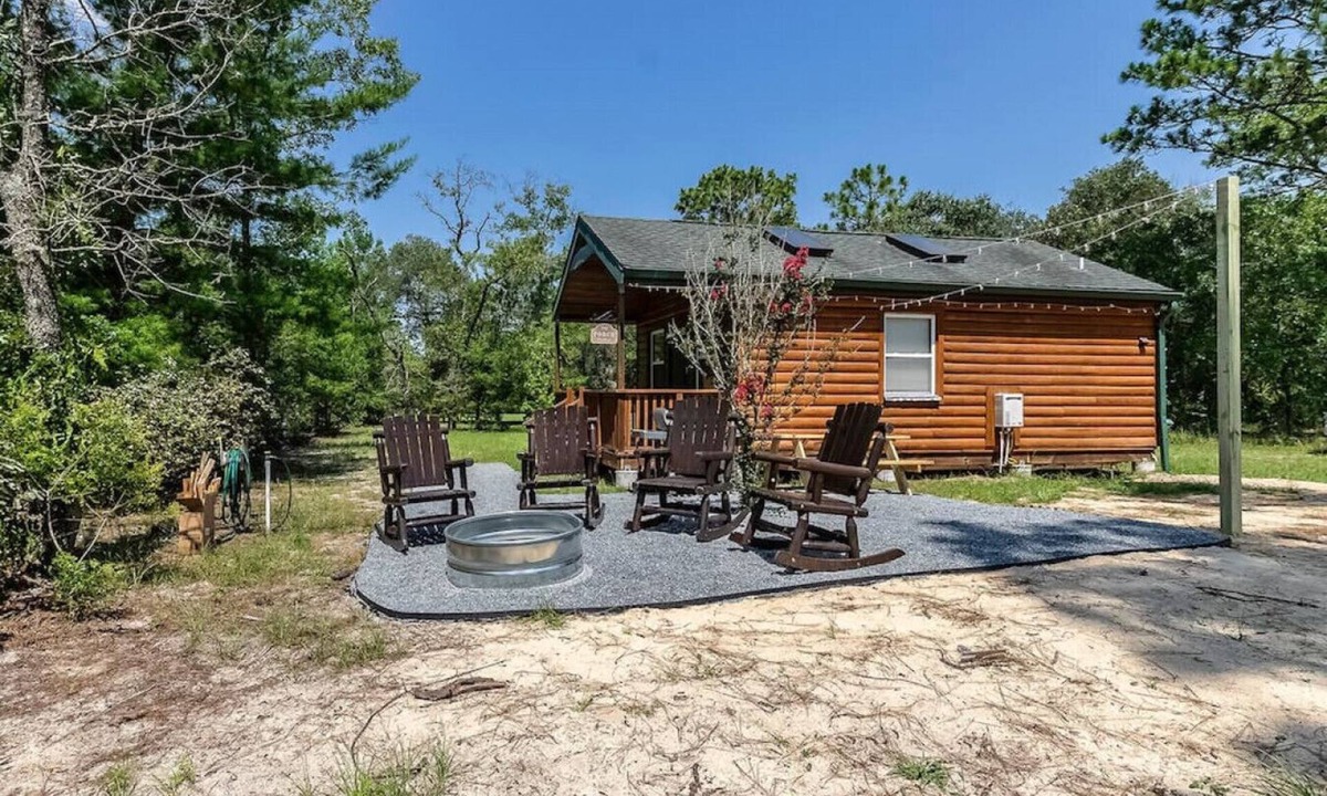 Homosassa Cabin | A/C, Firepit, Grill, Pet Friendly