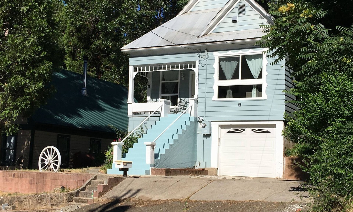 Dunsmuir House | A cabin with beautiful mountain views