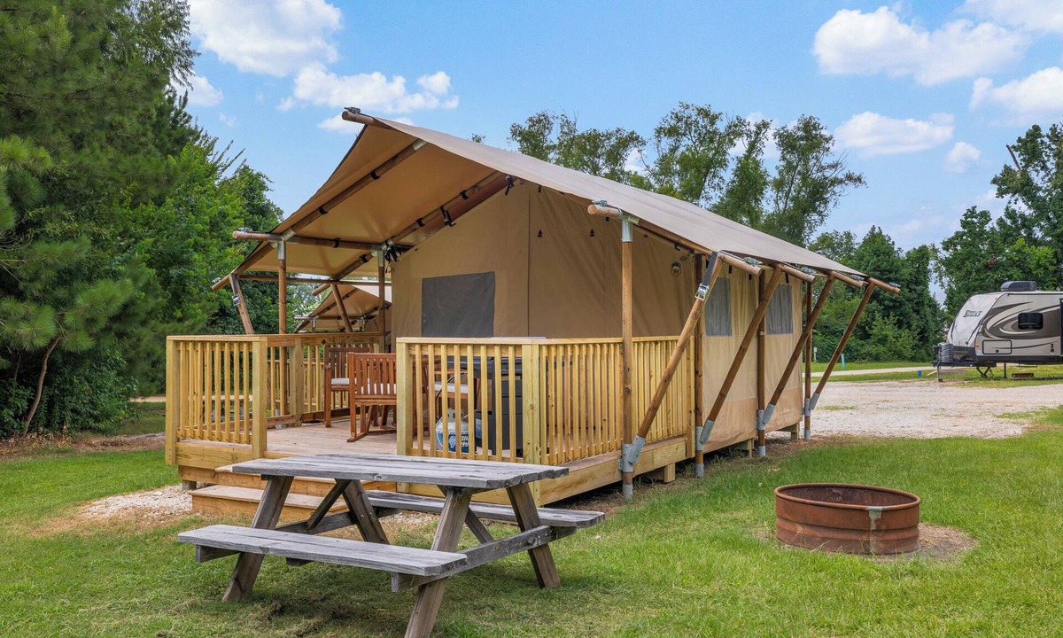 Onalaska RV Rental | A Calm and Cozy Lakeside Glamping Retreat Awaits