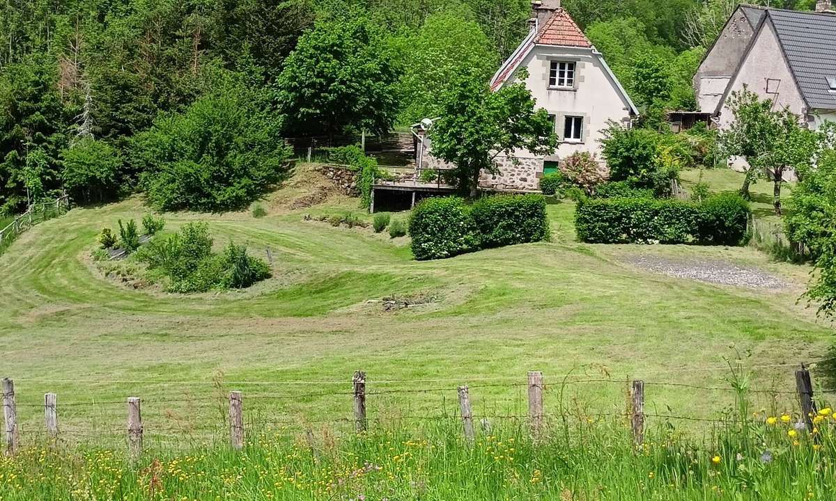 Saint-Projet-de-Salers Cottage | A Calm & Rural Retreat