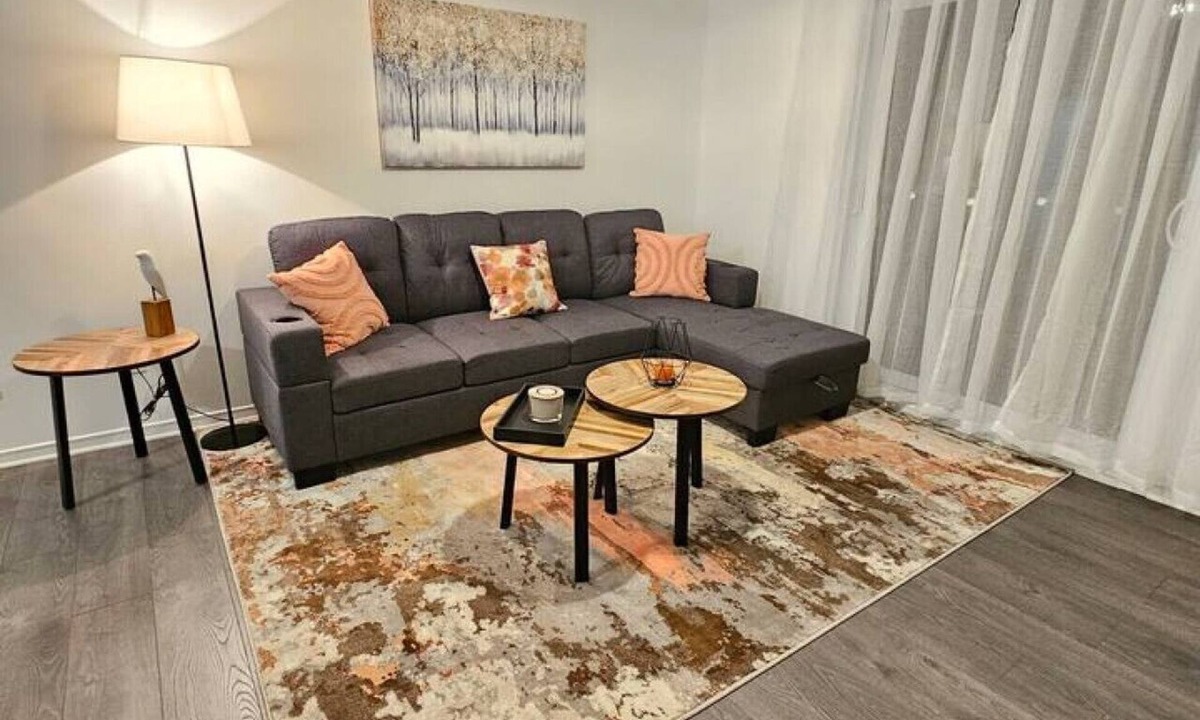 Gatineau Apartment | A charming 3-bedroom home with a view of the river.