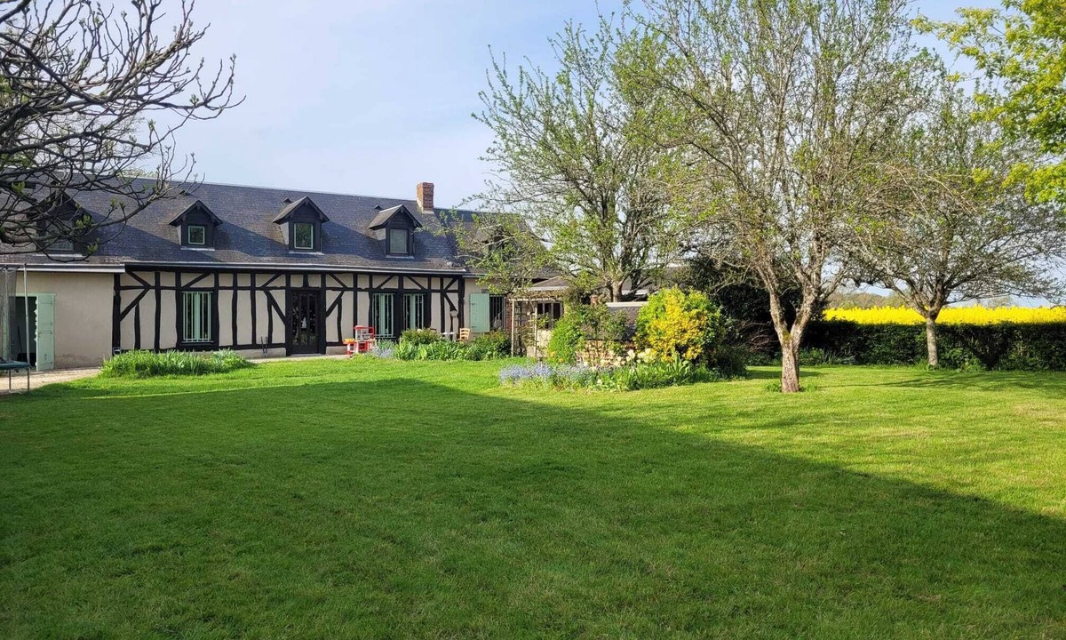 Yevres House | A charming house in a green setting