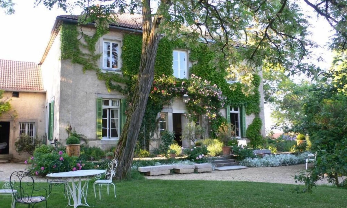 Chaignay House | A charming house with a pool.