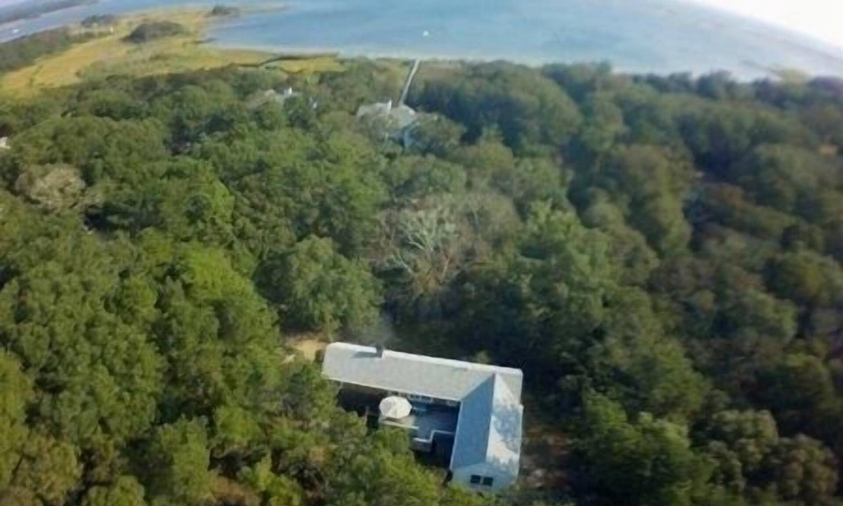 Edgartown Cottage | A Charming Vineyard Cottage Just Off the Pond