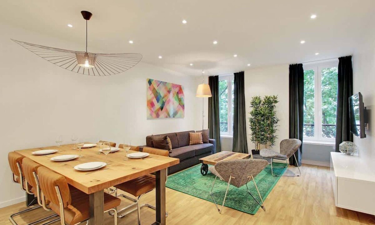8th Arrondissement Apartment | A Chic 2-BR in the Champs Elysées