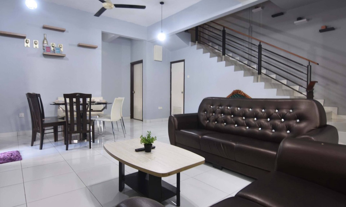 Tebrau House | A Chic & Comfy 4BR Home with Private Pool