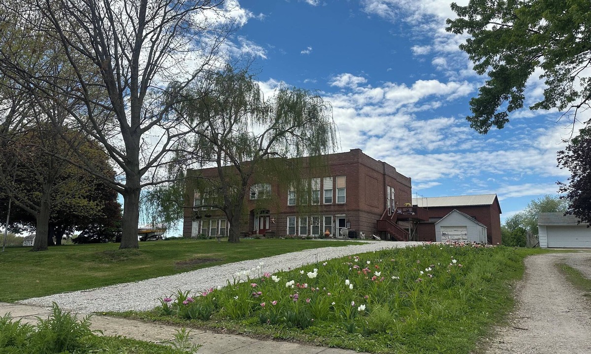 Oskaloosa Apartment | A Class-y & spacious 1500 square foot retreat in a century old brick schoolhouse