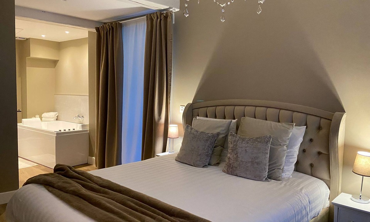 Saint-Aquilin-de-Pacy Apartment | A cocoon in the city: a chic and elegant SPA room
