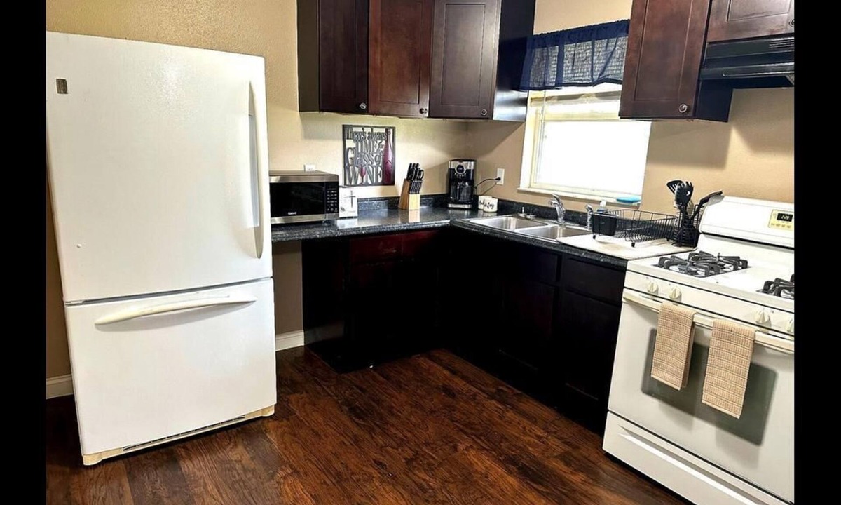 Lakeland Apartment | A comfortable 1bed 1 bath apartment located in a quit community.