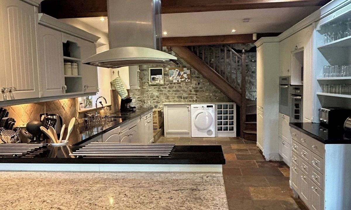 Cotleigh Cottage | A cosy 15th century thatched Devon cottage