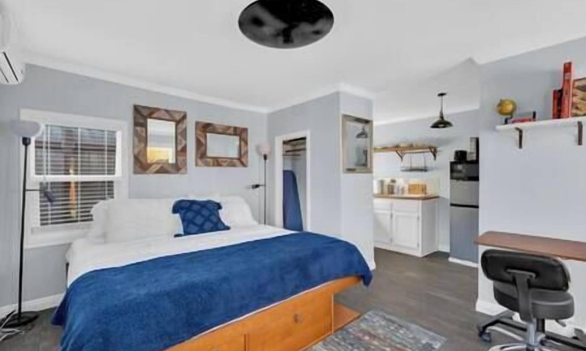 North Oak Park Cottage | A+ Cottage- Walk to UC Davis Med Center and Shriners King Bd