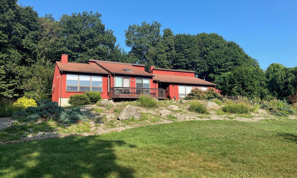 Tiverton House | A country setting with scenic water view.