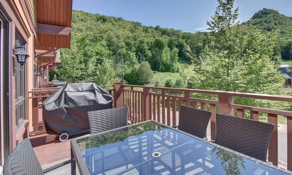 Versant Soleil Condo | A Cozy Chalet right at the Versant Soleil (Ski in/Ski out)