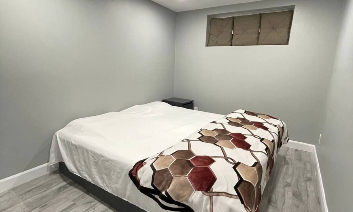 Vaudreuil House | A cozy cool basement for guest