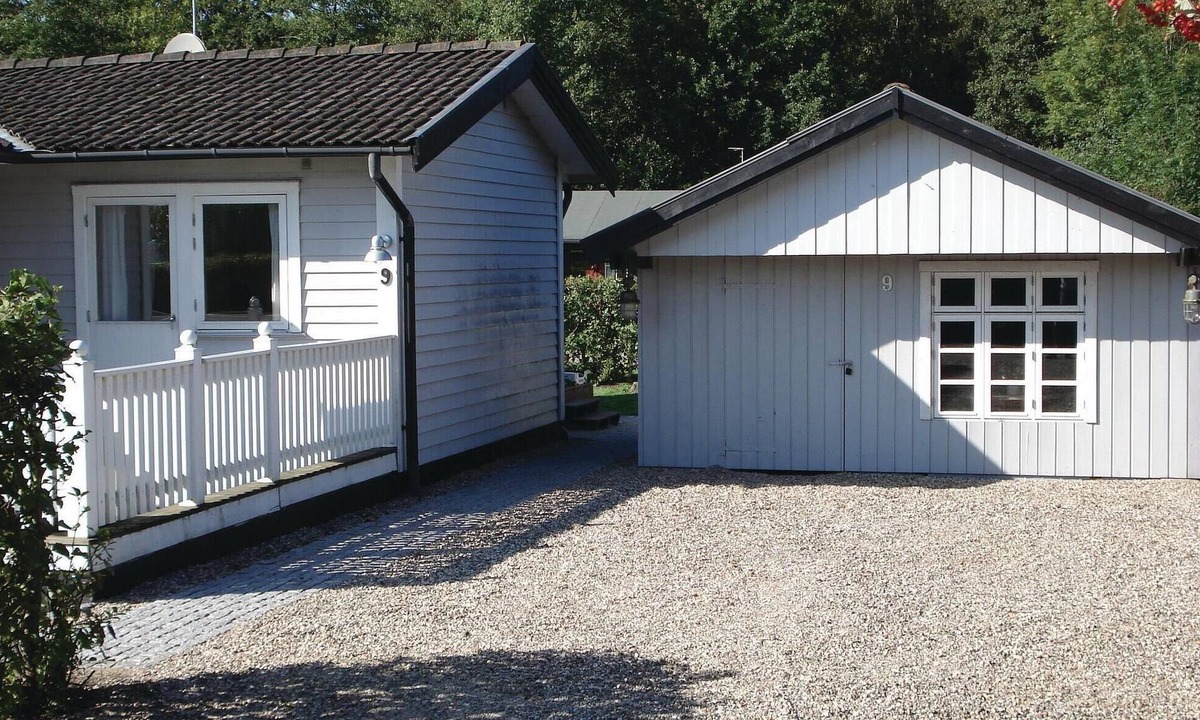 Frørup House | A cozy cottage with a cozy layout by Tårup Strand, which offers exceptional nature experiences.