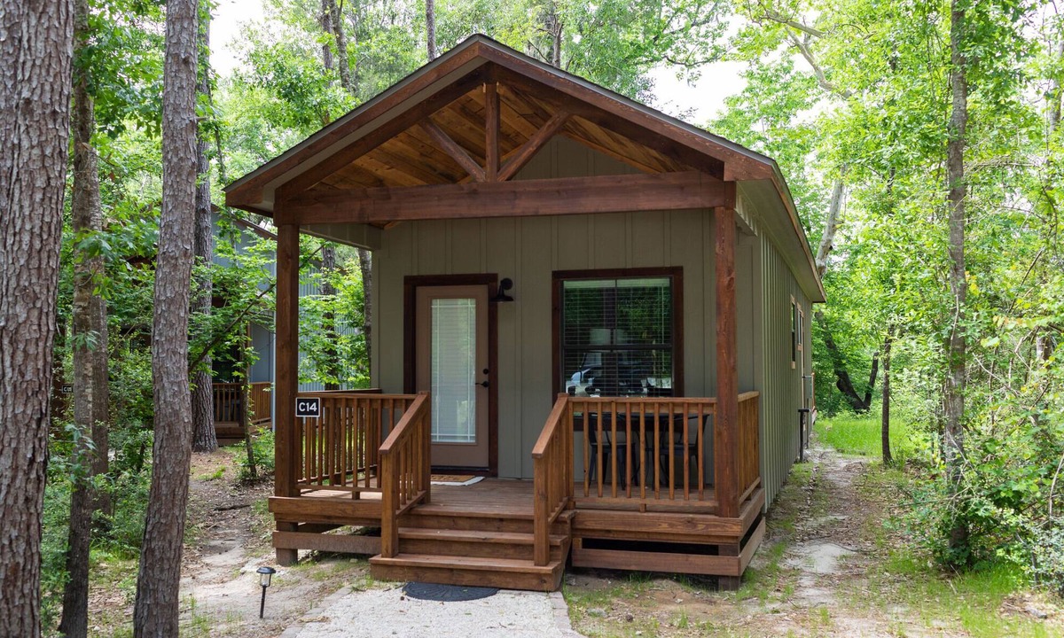Livingston Cabin | A Cozy Getaway Right on the Water, Two Creeks Crossing Resort