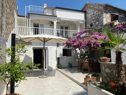 Susica Villa | A Cozy Home In the Heart of Old Murter, Croatia