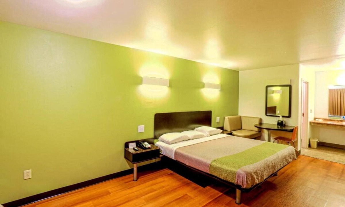Longview Hotel | A Cozy King Bed|Free Parking|Wifi