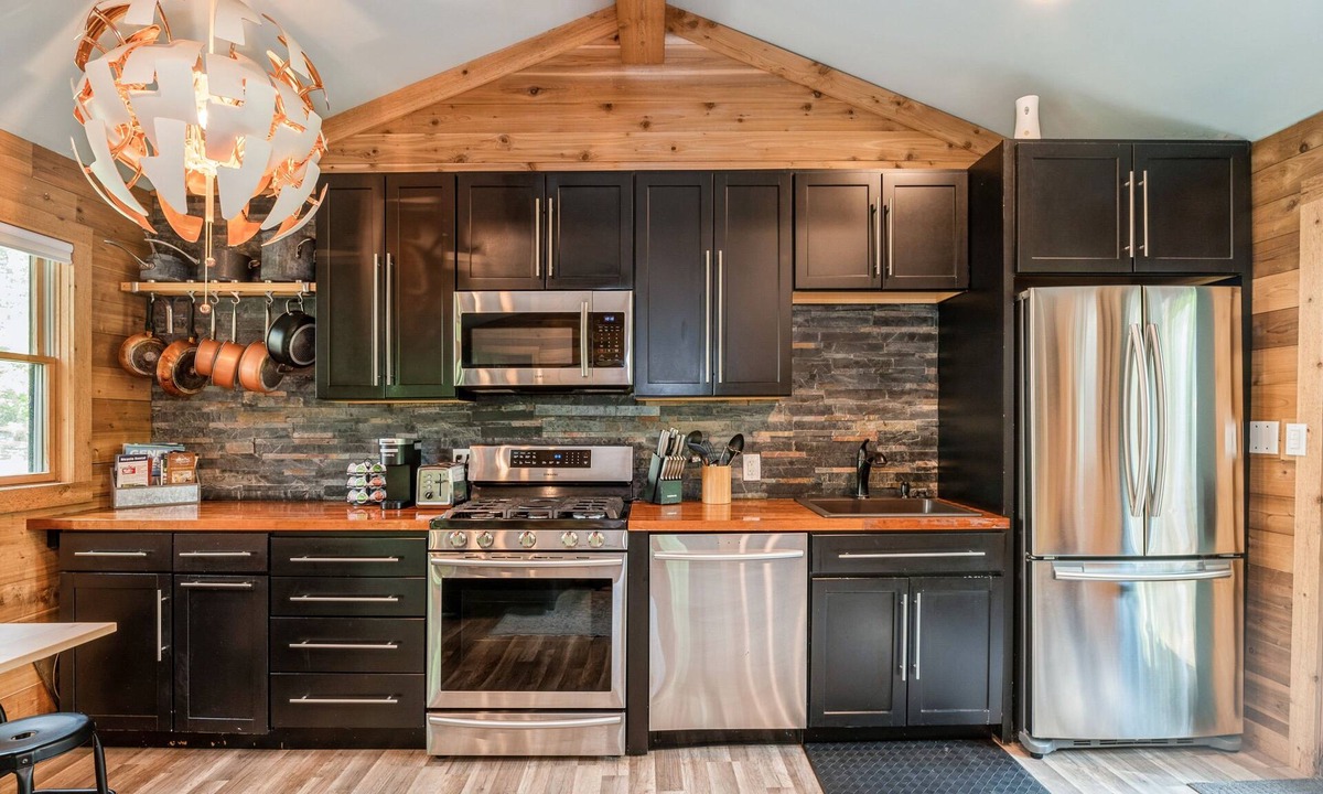 Zenda Cabin | A cozy, modern cottage has all the amenities and privacy a hotel cannot offer.