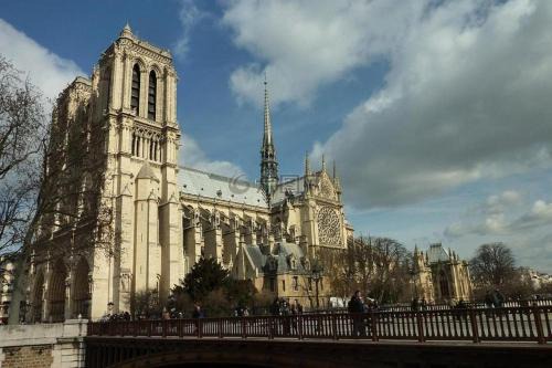 Saint-Clement-de-Riviere Apartment | A Cozy Parisian Nest by Notre Dame