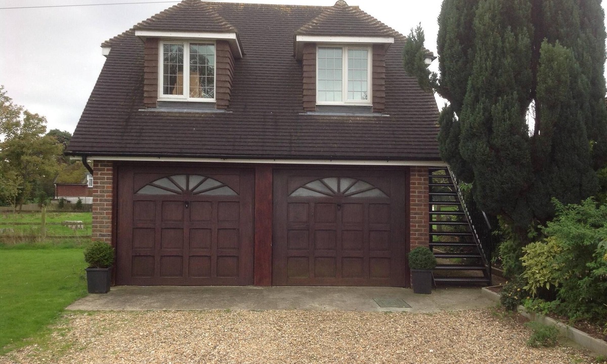 Patching Apartment | A DELIGHTFUL STUDIO APARTMENT WITH FARM LAND VIEWS