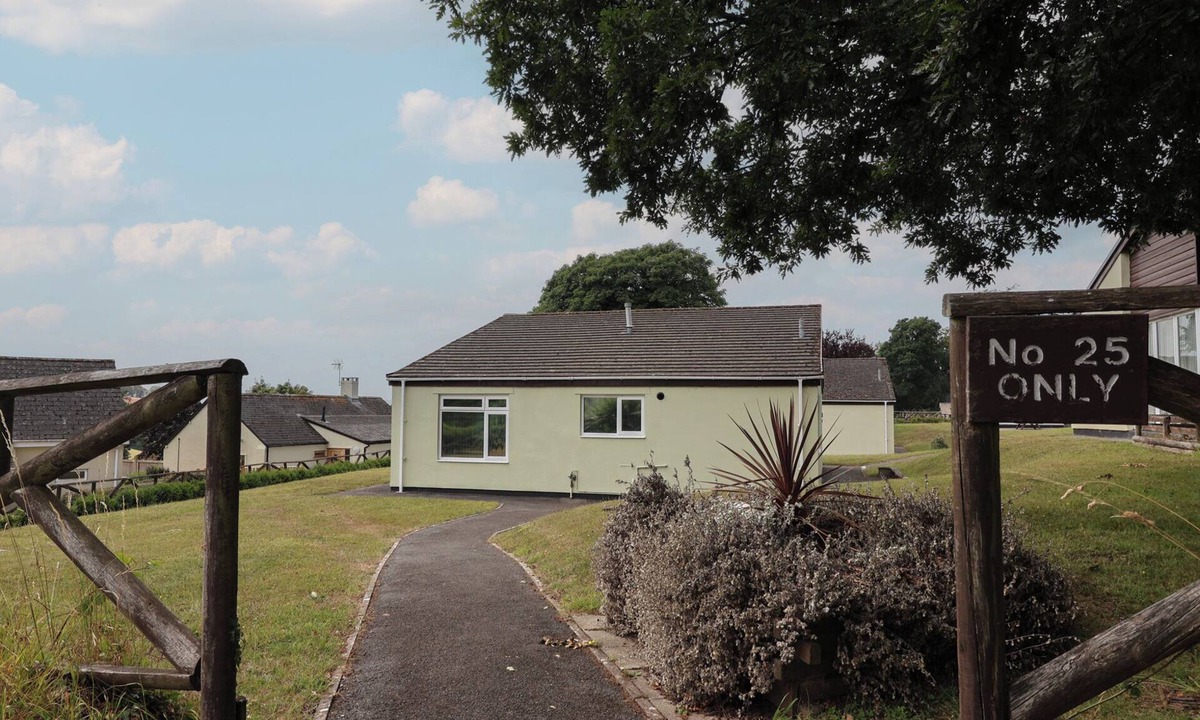 Heligan Cottage | A DEVON DEN AT HARCOMBE HOUSE, pet friendly, with pool in Chudleigh