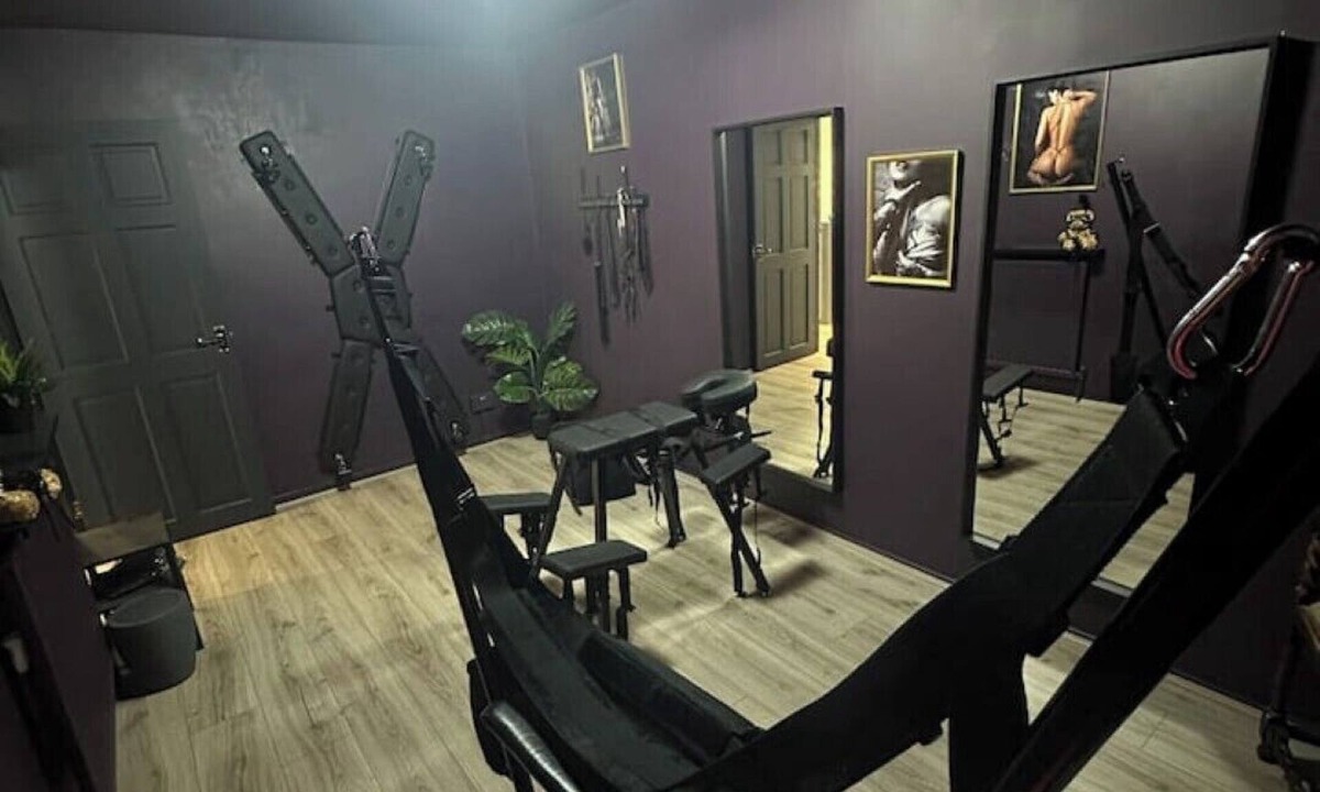 Crawley House | A discreet & elegant play space for couples