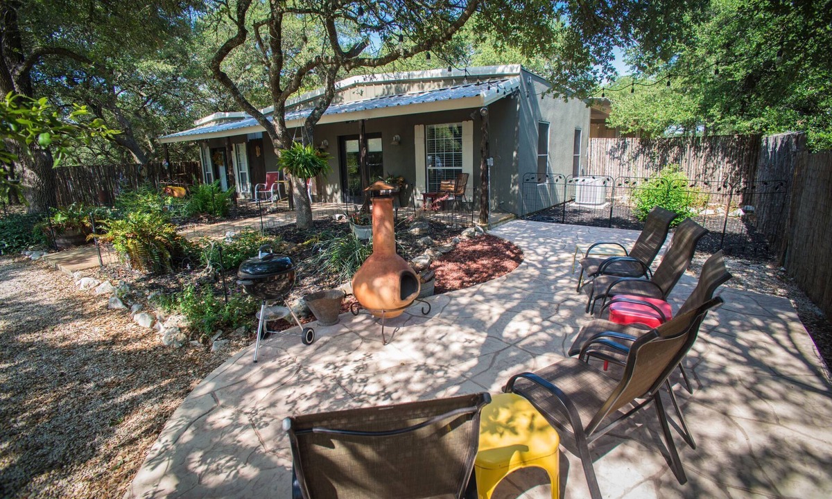 New Braunfels Cottage | A Dog-Friendly Family Resort awaits you in the quiet Texas Hill Country