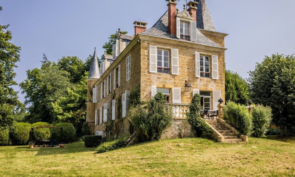 Sarrazac House | A fairytale castle for 16 with private heated pool