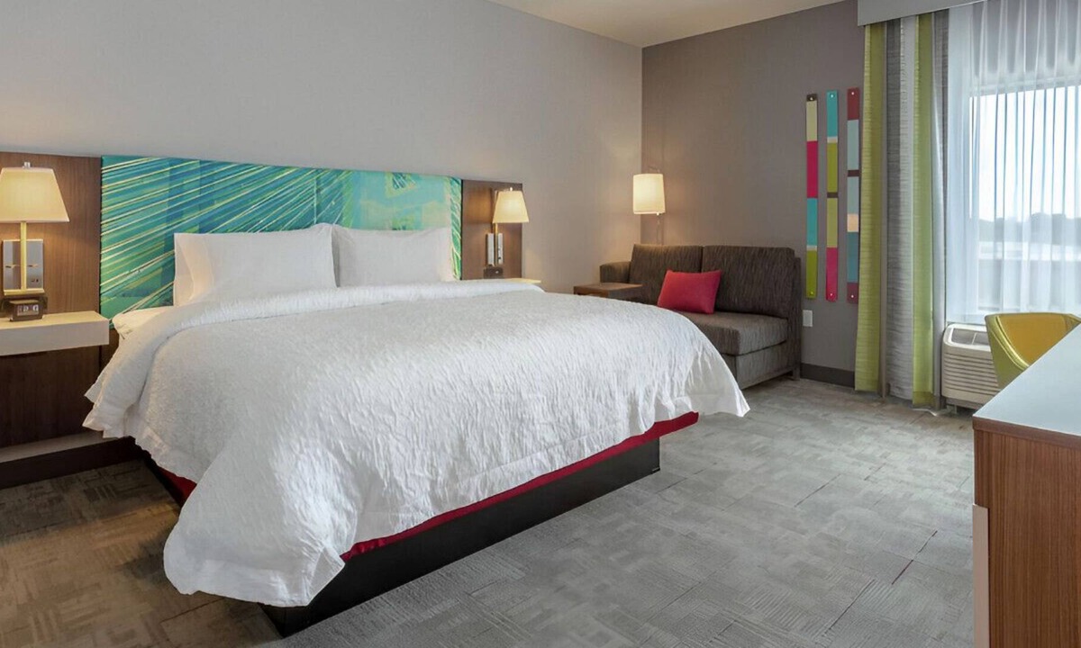 Burlington House | A Fantastic King Room w/ Comfort & Convenience