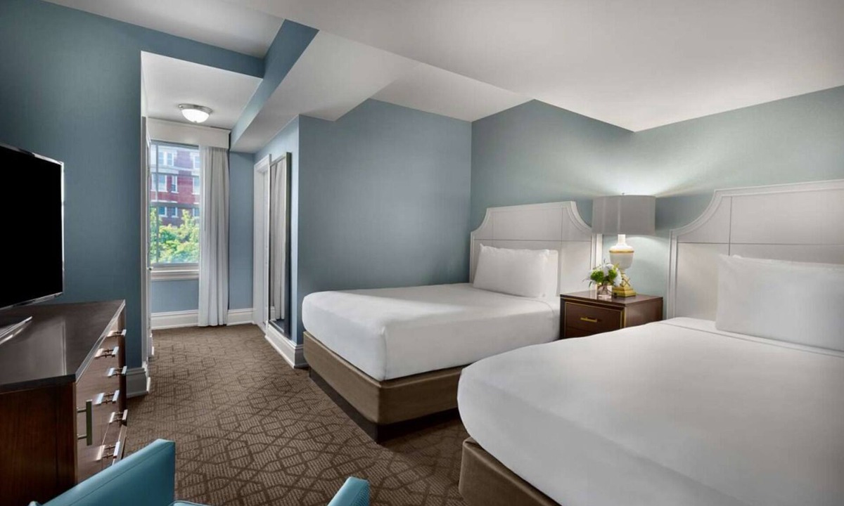 Central West End Apartment | A Few Minutes Walk from World Chess Hall of Fame! 4 Spaces, Pool, Parking