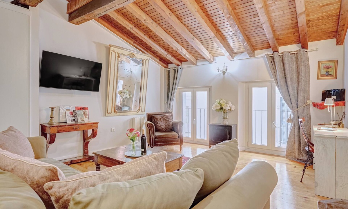 Pamplona City Centre Apartment | A Flavour For The Historical Spanish Setting