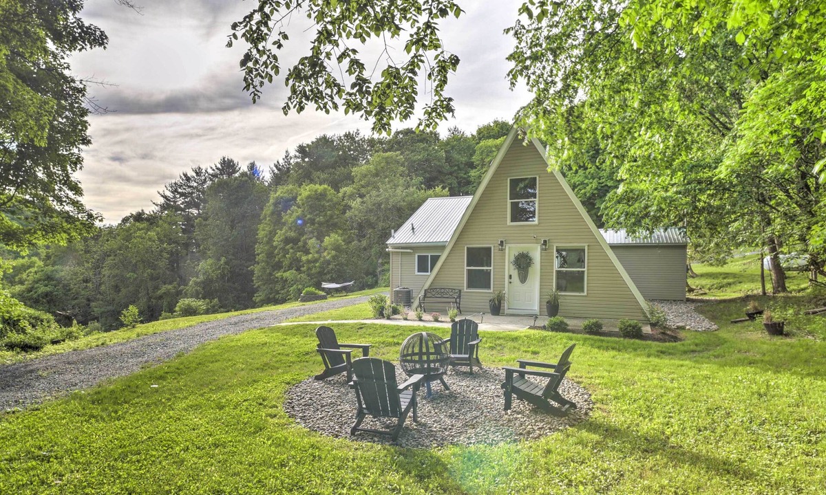 Johnsonville Cabin | A-Frame Cabin w/Hot Tub: 5 Mi to Waterford!