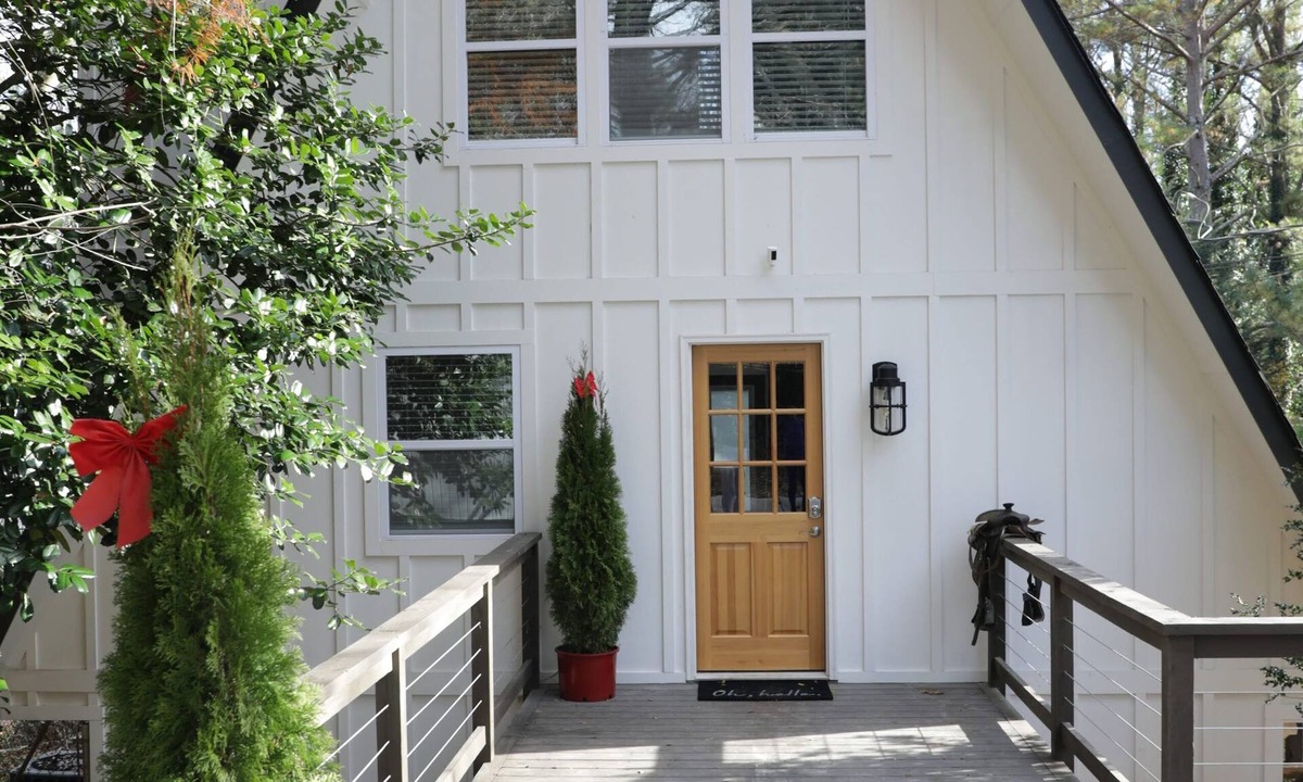 Dawsonville Cottage | A frame cottage with private dock on lake