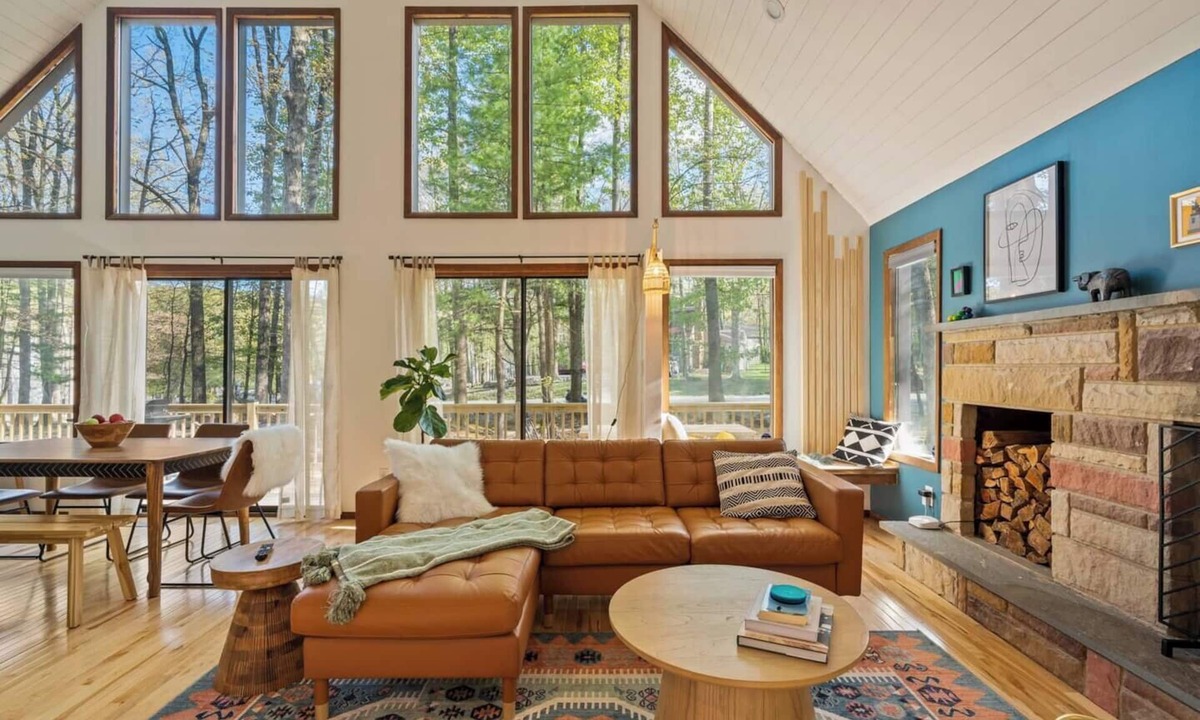 East Stroudsburg Ski Chalet | A-Frame | Hot Tub | Hike | Firepit | Design