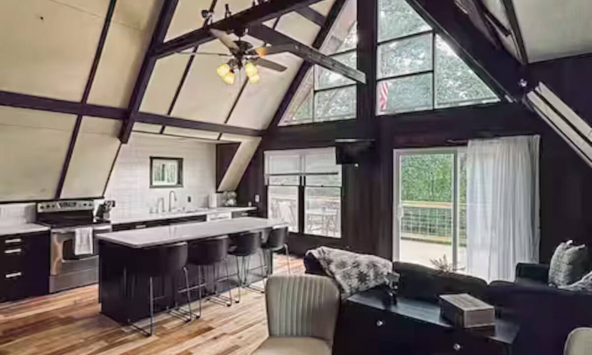 West Salem House | A-Frame Pool House Hot Tub/POOL/Sleeps 6
