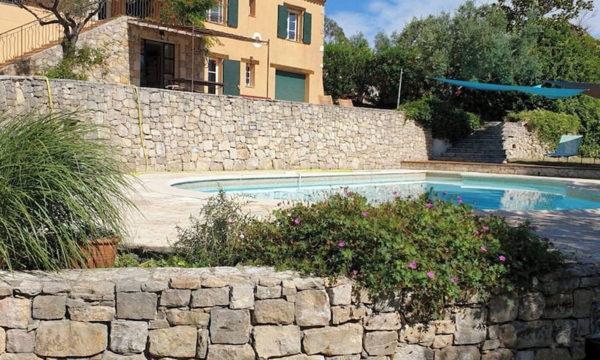 Tourrettes House | A green setting between sea and mountains