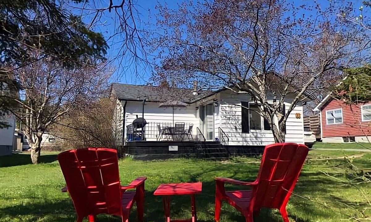 The Bluff Ski Chalet | A Haven of peace on parler beach!