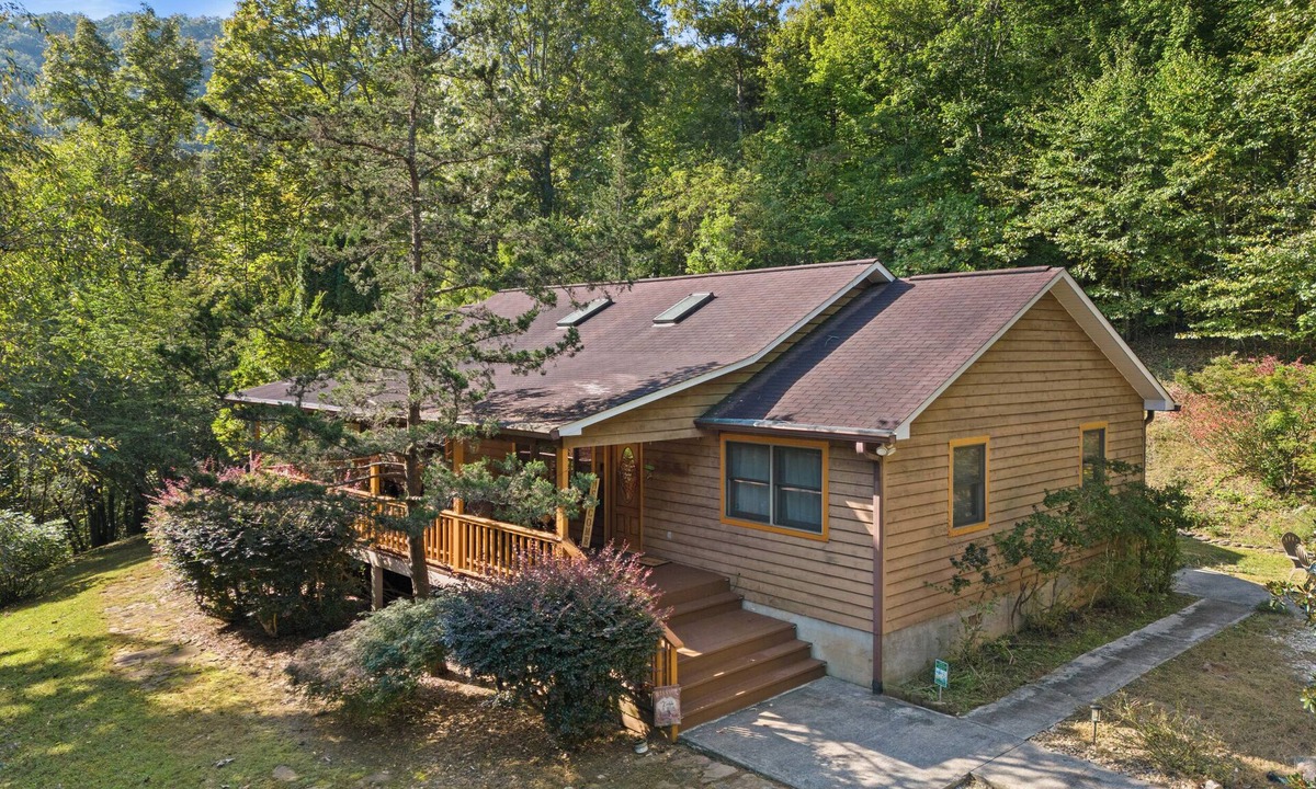 Hayesville House | A hidden gem in the Appalachian Mountains. Certified National Wildlife Habitat.
