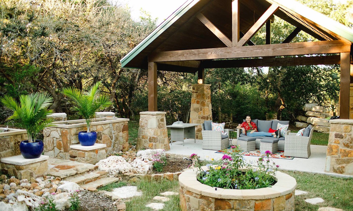 Austin House | A Hill Country Hideaway–A Perfect Spring getaway in Dripping Springs!