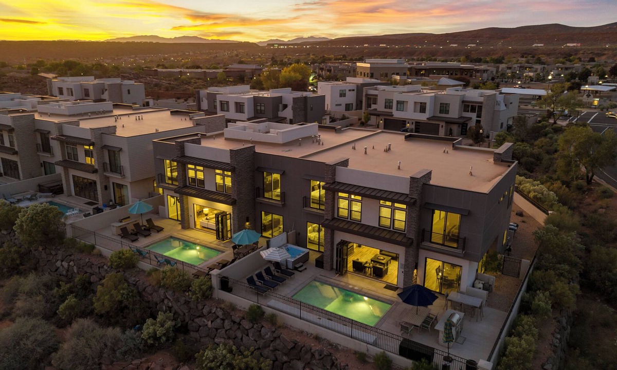 Washington House | A Hole in One: 2 Private Pools Overlooking Golf Course