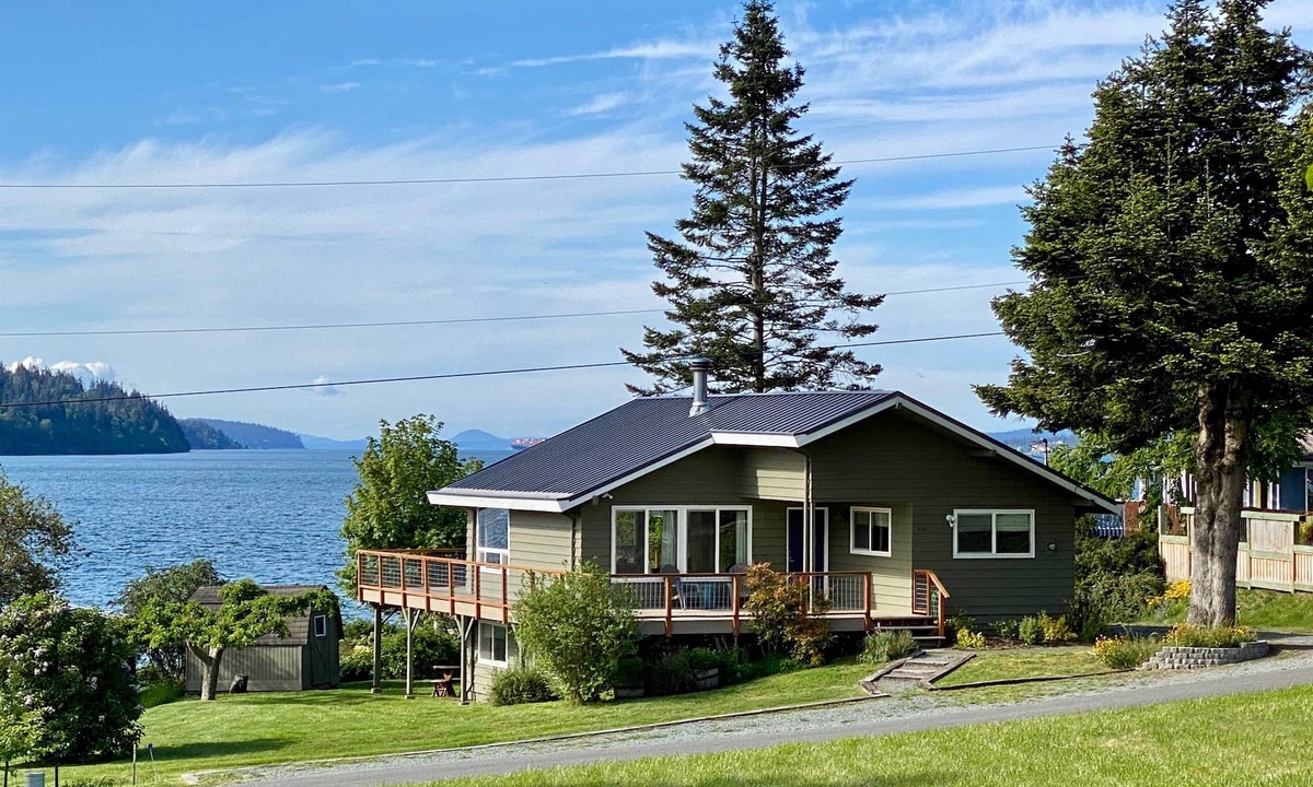 Freeland House | A Home On The Harbor- Beach, Water Views, Quiet