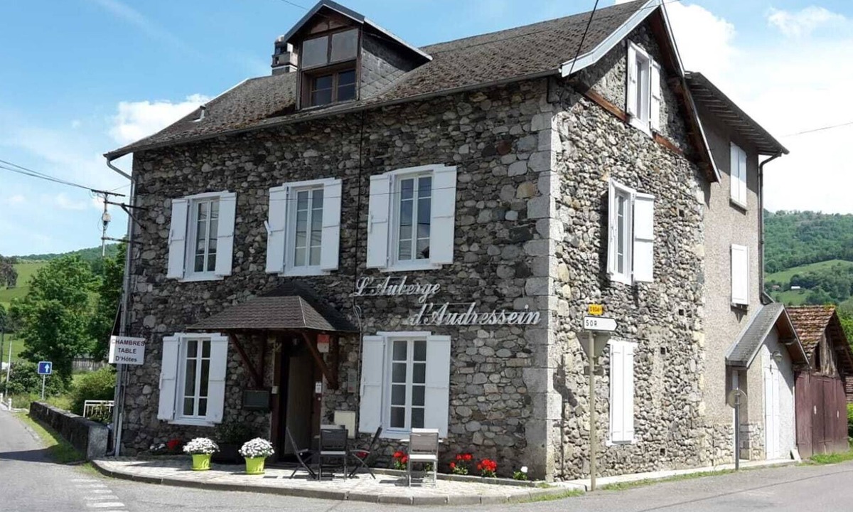 Audressein Hotel | A hostel just for you! Large common areas At the foot of the mountains