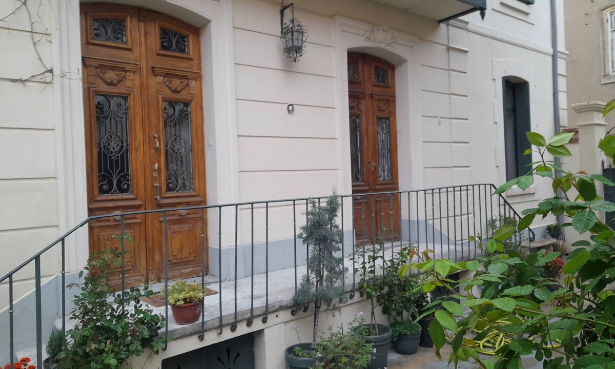 Lezignan-Corbieres Bed & Breakfast | A house of character, decorated with care, offering a warm and refined setting.