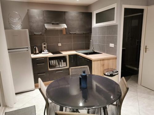 Brison-Saint-Innocent Apartment | A l instant présent