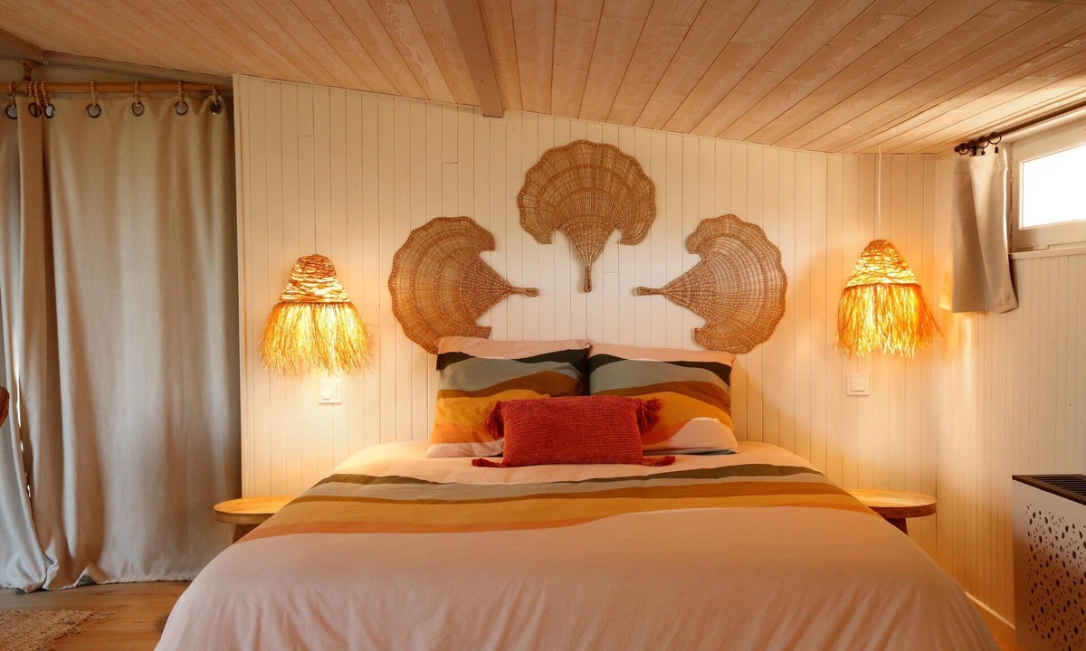 Saint-Sylvestre-sur-Lot Bed & Breakfast | À l'ombre du grand pin - Bed and breakfast on the banks of the Lot and artist's studio!
