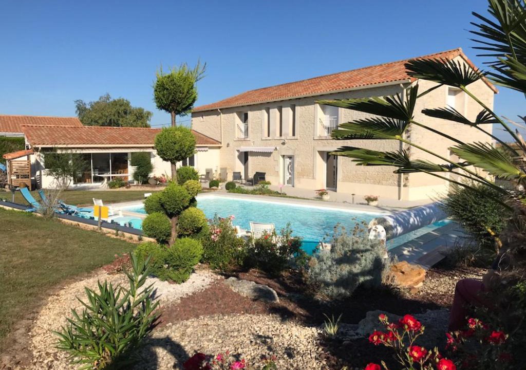 Vendeuvre-du-Poitou Bed & Breakfast | A la Gloriette