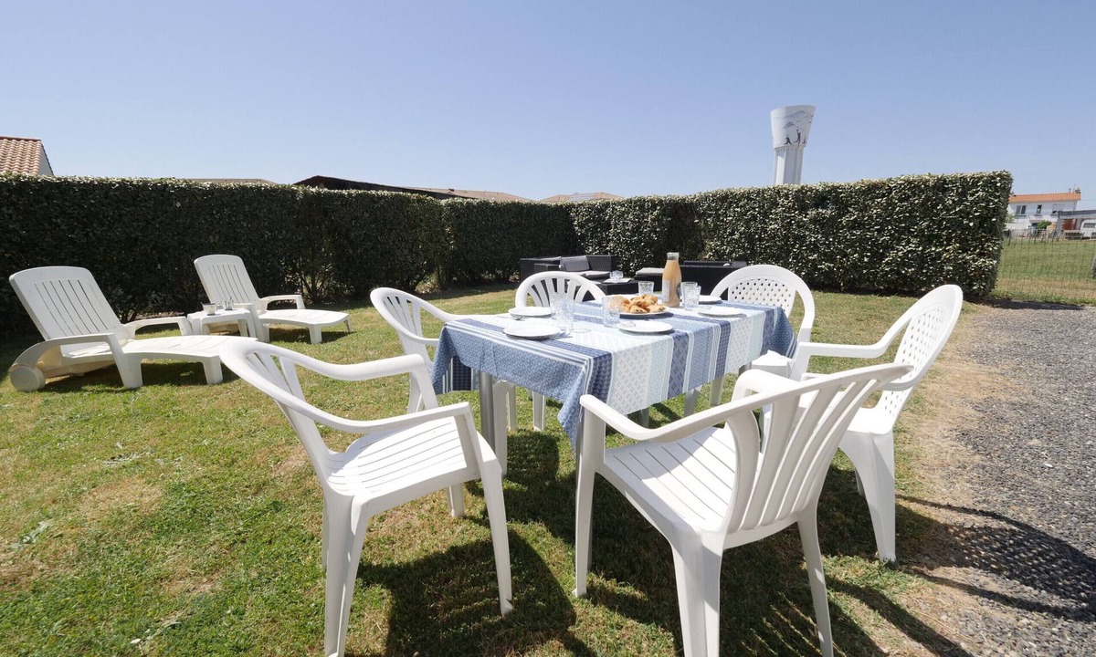 Saint-Gilles-Croix-de-Vie Ski Chalet | A large holiday home for 10 close to the sea