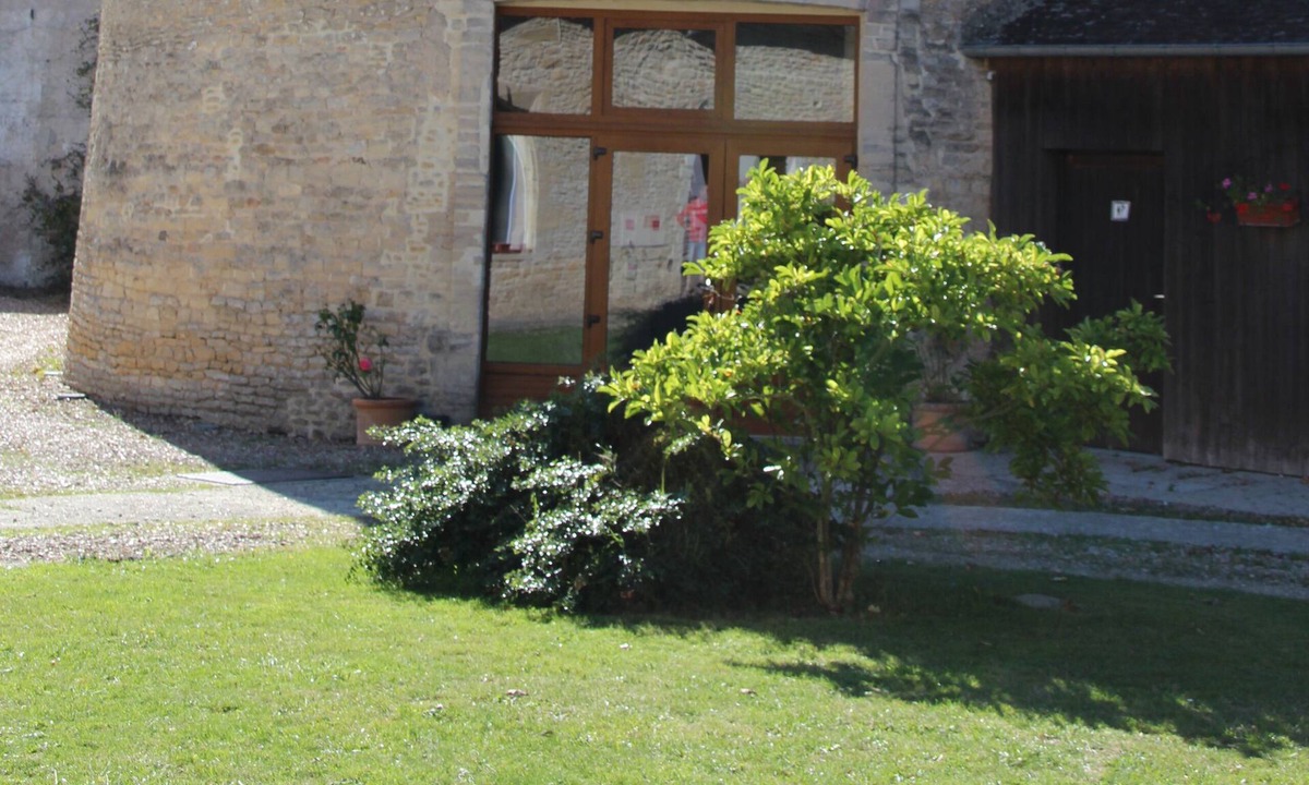 Bernieres-sur-Mer House | A large 17th century dwelling house 300 meters from the beach.